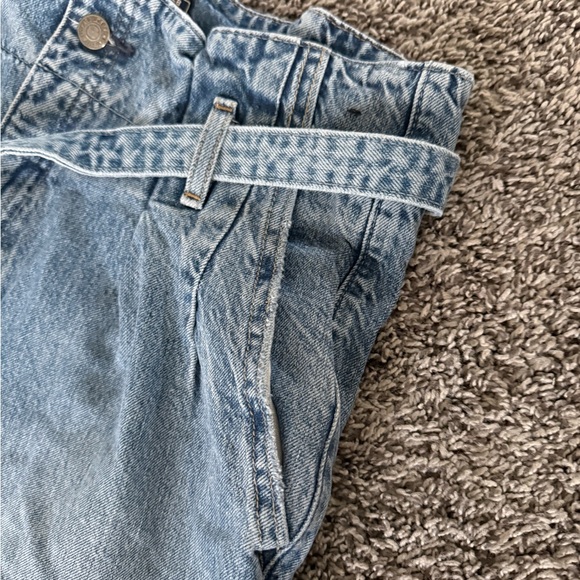 A&F MOM Jeans size 6R with Frayed Hem and denim belt - Picture 6 of 9